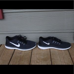 black nike women’s tennis shoes!